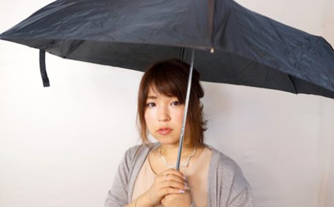 傘をさす女性